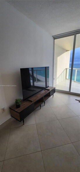 Building Photo - 16699 Collins Ave