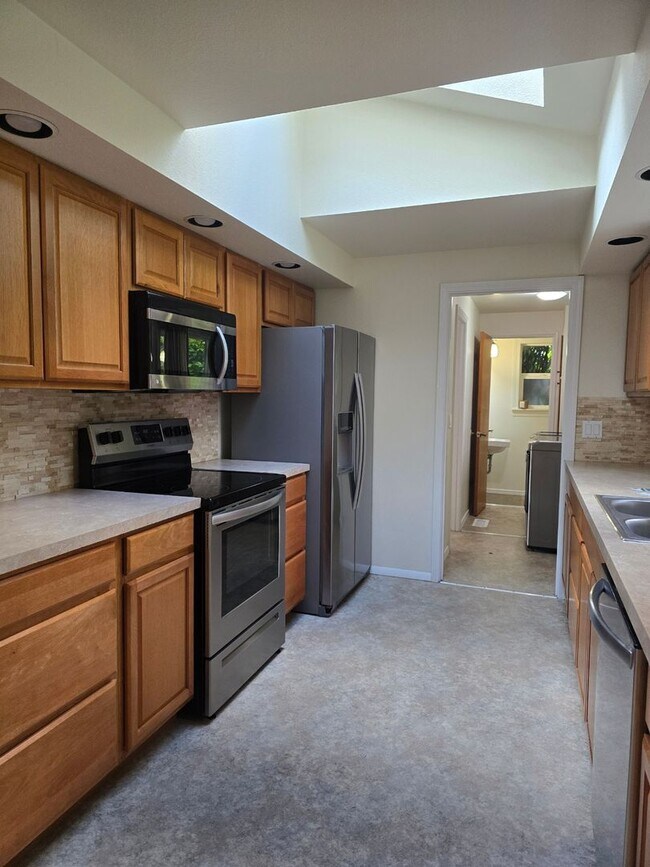 Building Photo - Beautiful 3 bedroom on large lot.