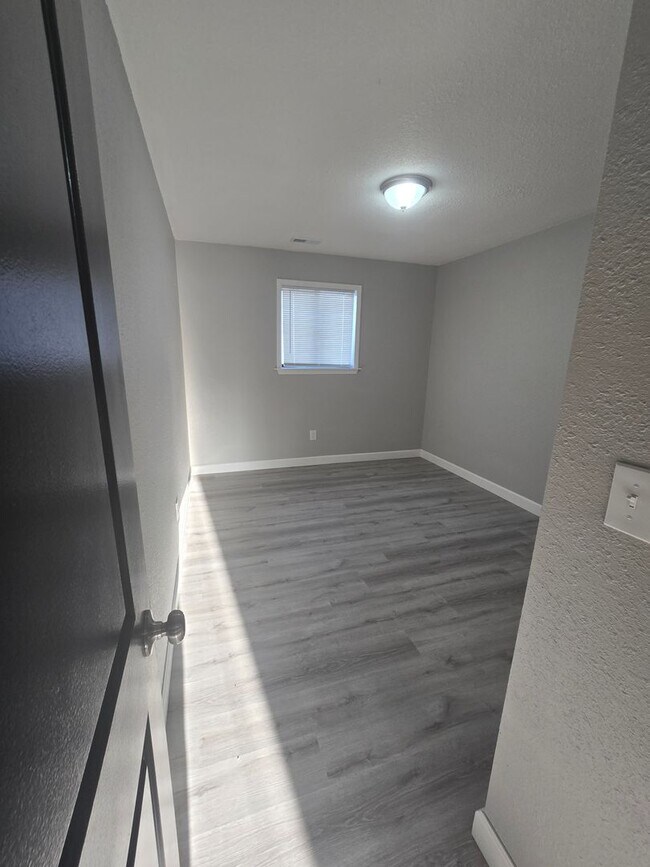 Building Photo - 2 Bedroom , 1 Bathroom Apartment!