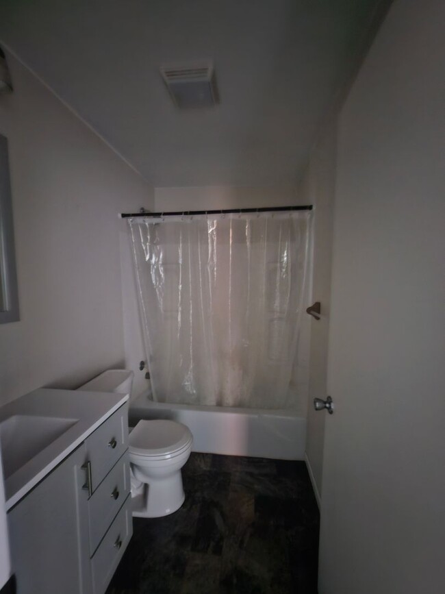 Building Photo - 2 Bedroom Apartment Downtown Brunswick