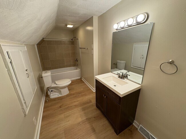 Building Photo - Updated 4 bed 1.5 Bath in Omaha