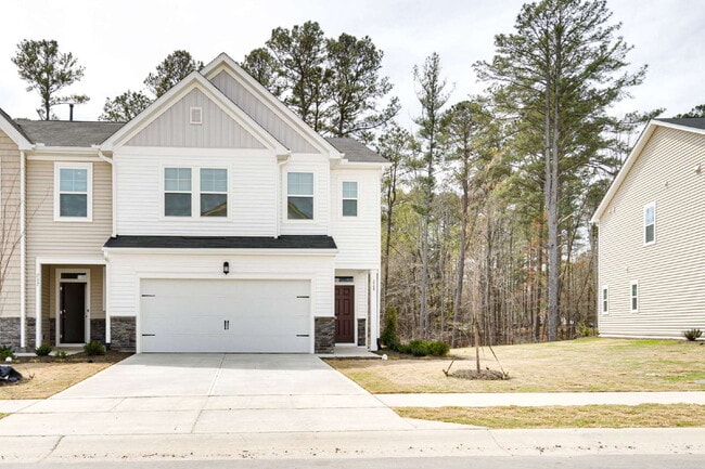 Building Photo - End-unit 3 bedroom townhome with Screened Porch!