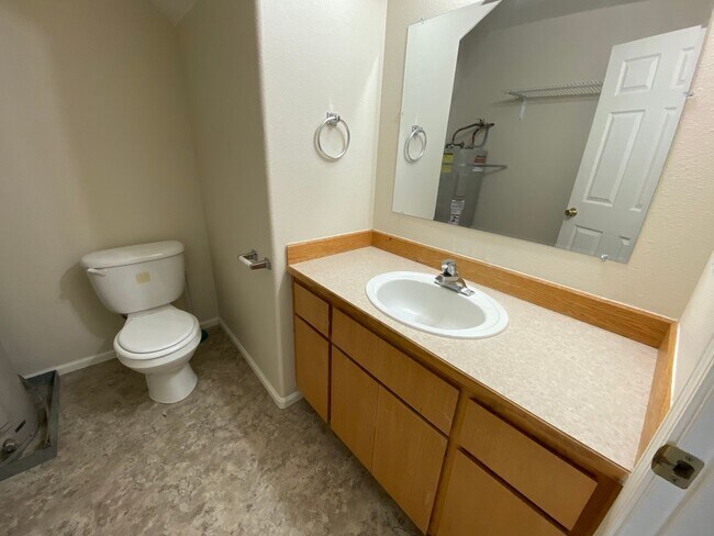 Building Photo - Remodeled 2 Bed 1.5 bath Springfield apartment