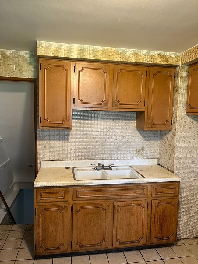 Building Photo - 3 bedroom - 1 bath  $1095/month