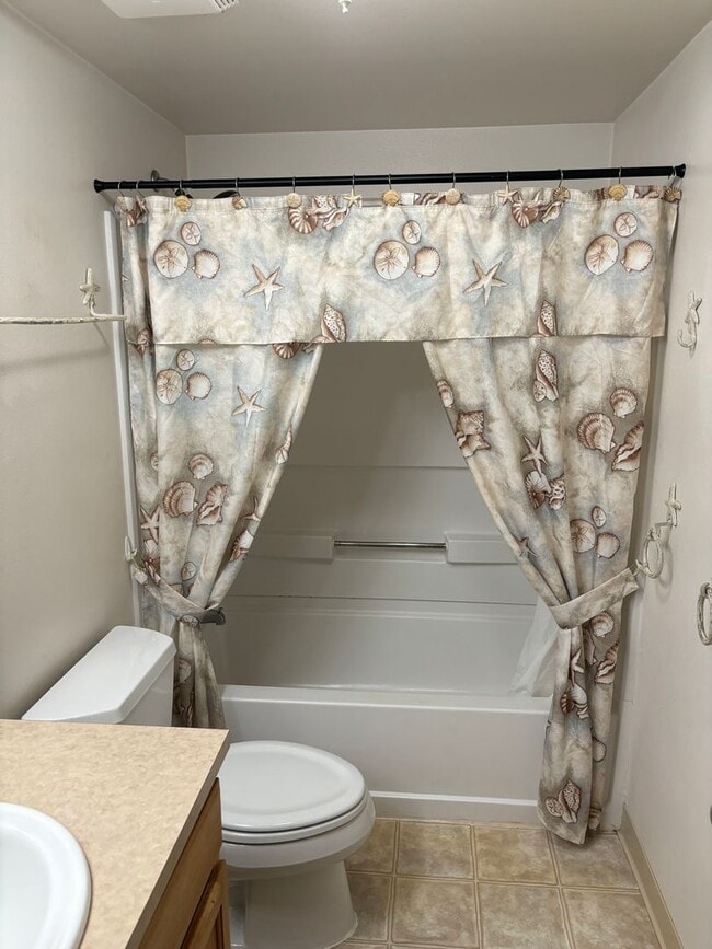 Building Photo - Move-In Ready 2BR/2BA Condo – Fully Furnished, AC, Washer/Dryer, Parking