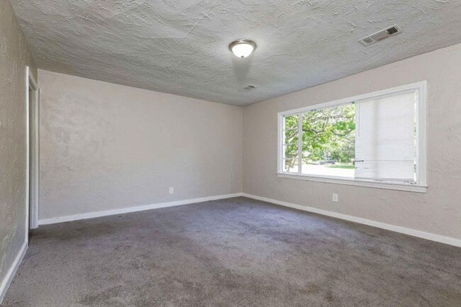 Building Photo - Charming 4 bed 2 bath renovated home