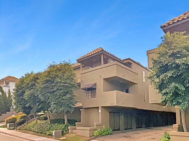 Building Photo - Great 2 bed/2bath condo w/AC, detached garage, and solar!