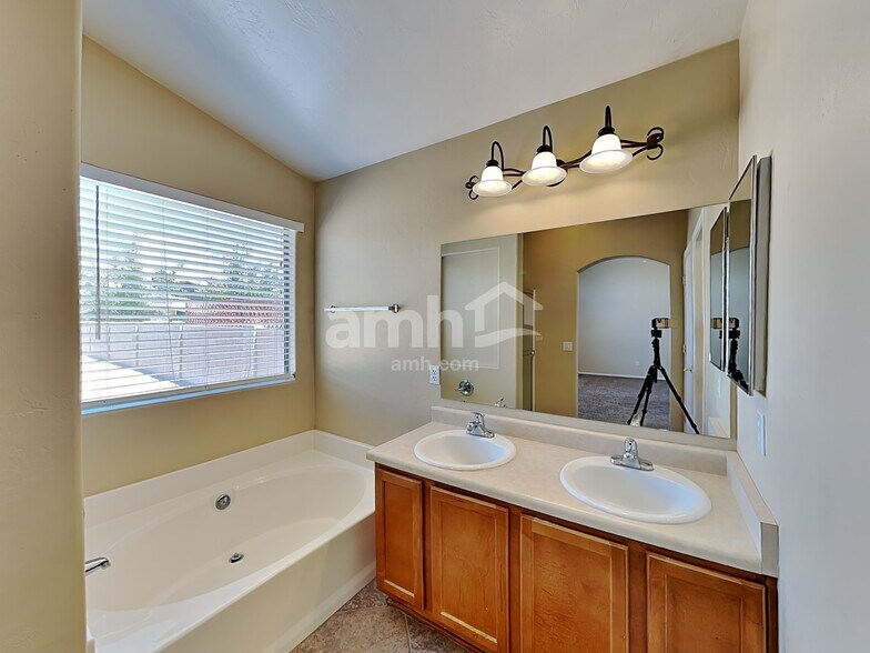 Building Photo - 4661 S Paseo Rio Bravo