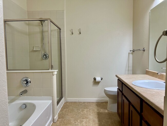 Building Photo - Gorgeous 1 Bedroom 1 Bath With Great Acces...