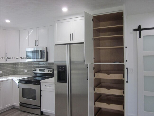 Building Photo - 7571 Pierce St