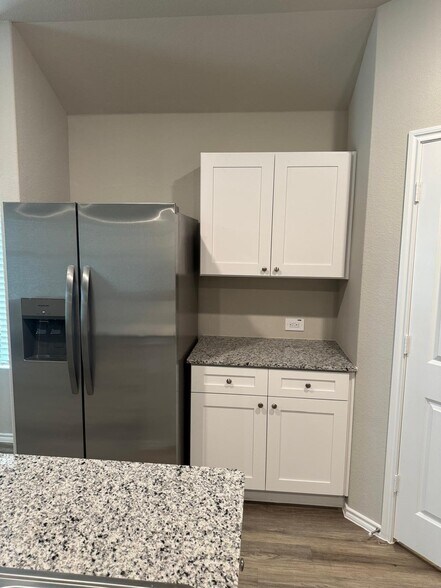 Building Photo - 1504 Tin Roof Rd