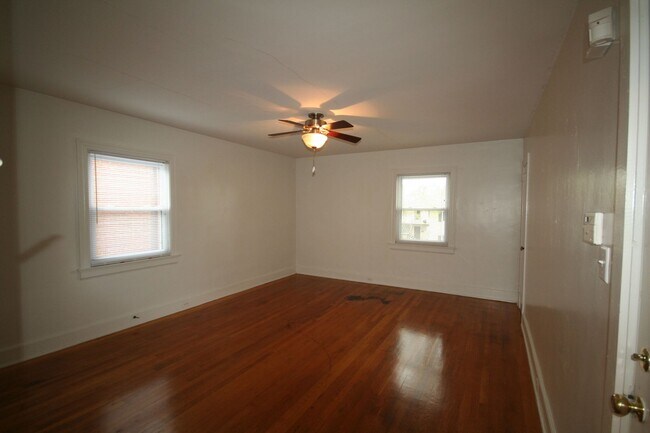 Building Photo - Spacious 2nd Floor Apartment - HUGE Kitchen - Between Duke West and Downtown