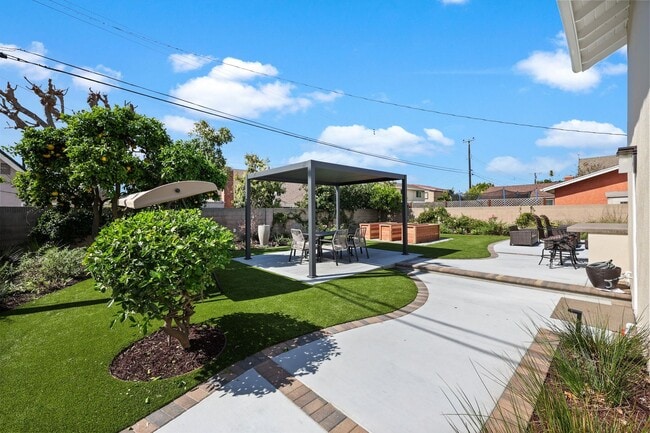 Building Photo - Modern Indoor / Outdoor Living with Resort-Style Yard & Bonus Suite