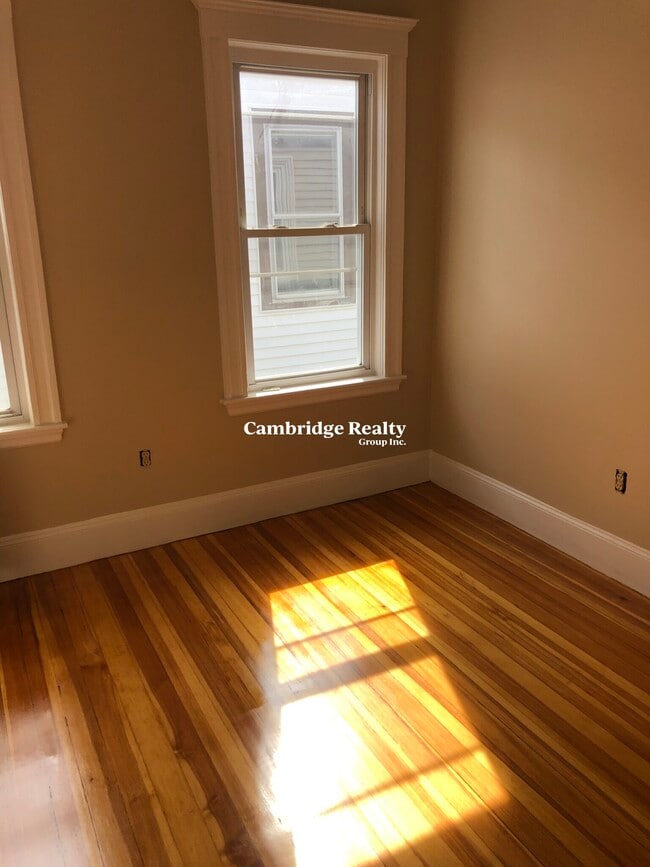 Building Photo - 204 Fellsway W