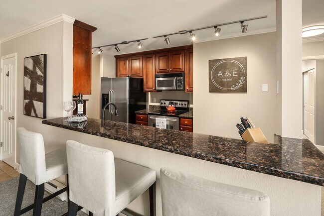 Building Photo - Top Floor Condo with Skyline Views in Merc...
