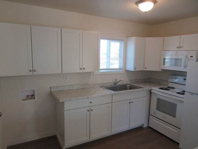 Building Photo - Two Bedroom Duplex with Garage