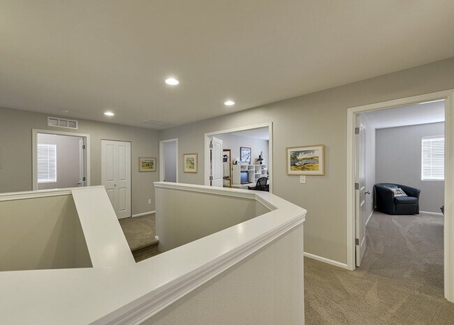 Building Photo - Maple Valley Stunning 5+ Bedroom 2.75 Bath
