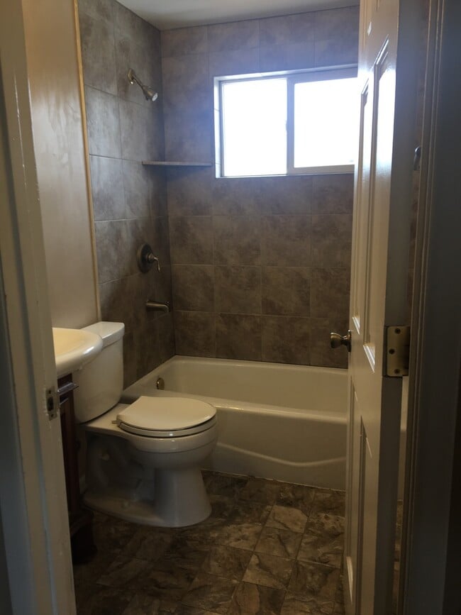 Building Photo - Close to Downtown