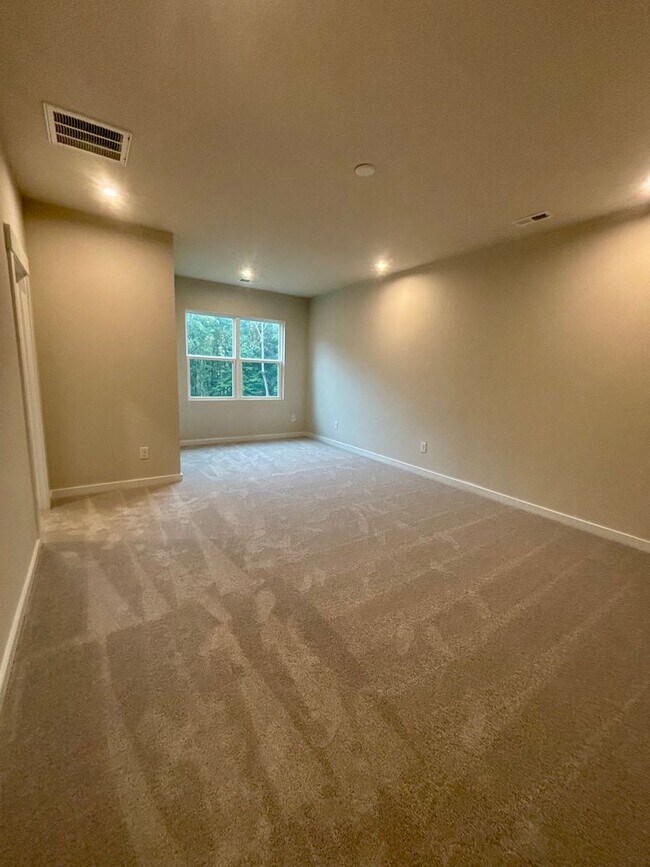 Building Photo - Beautiful, New Construction Townhouse in G...