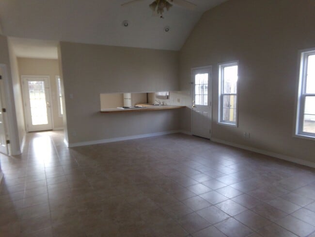 Building Photo - 901 Cook St