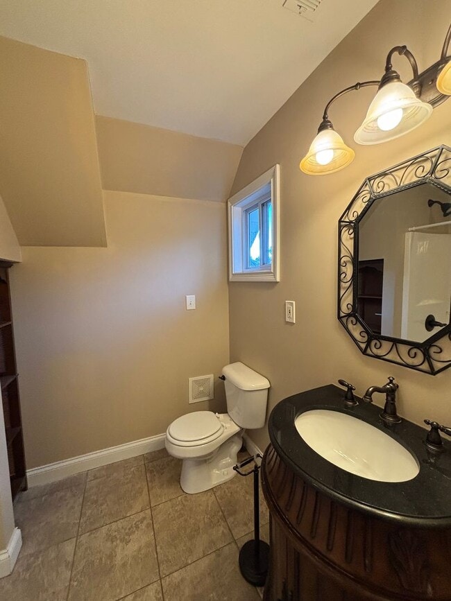 Building Photo - Freshly Renovated Dollhouse in Maryville!!