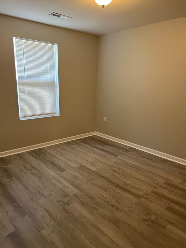 Building Photo - 3 bedroom, 2.5 bath home in Longs!