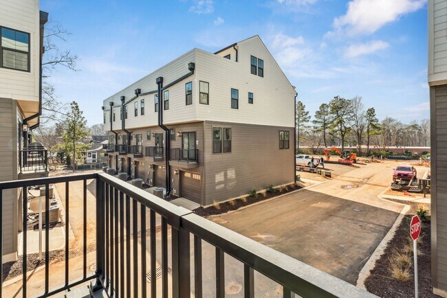 Building Photo - 5015 Grayton Aly