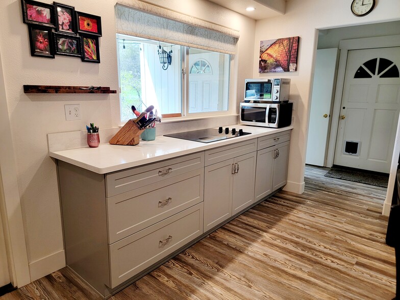 Kitchen - 10301 Wolf Dr