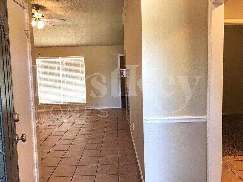 Building Photo - 1371 Gainsborough Way