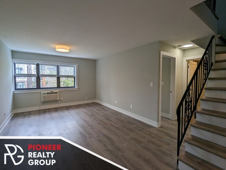 Building Photo - 454 W Barry Ave