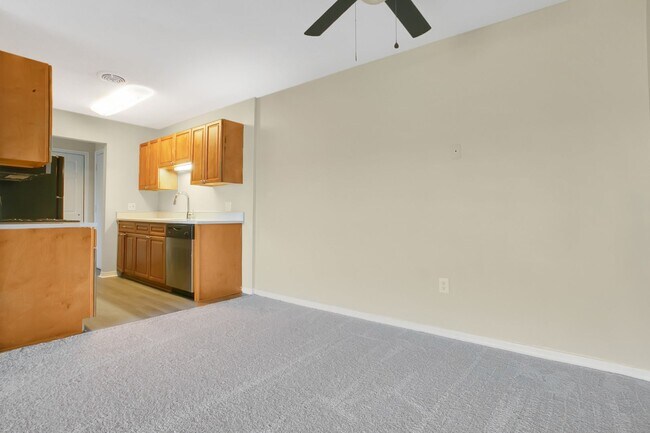 Building Photo - 1ST MONTH RENT FREE 2 Bed 1 Bath 2nd Floor Unit With Balcony In Desirable Area Winter Park Sectio...