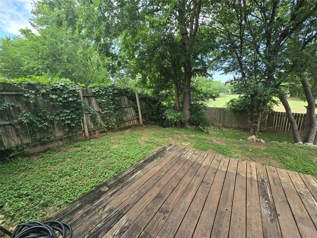 Building Photo - 807 Meadowcreek Dr