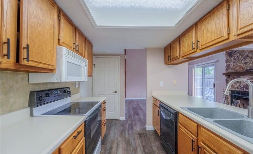 Building Photo - 2342 Raider Dr