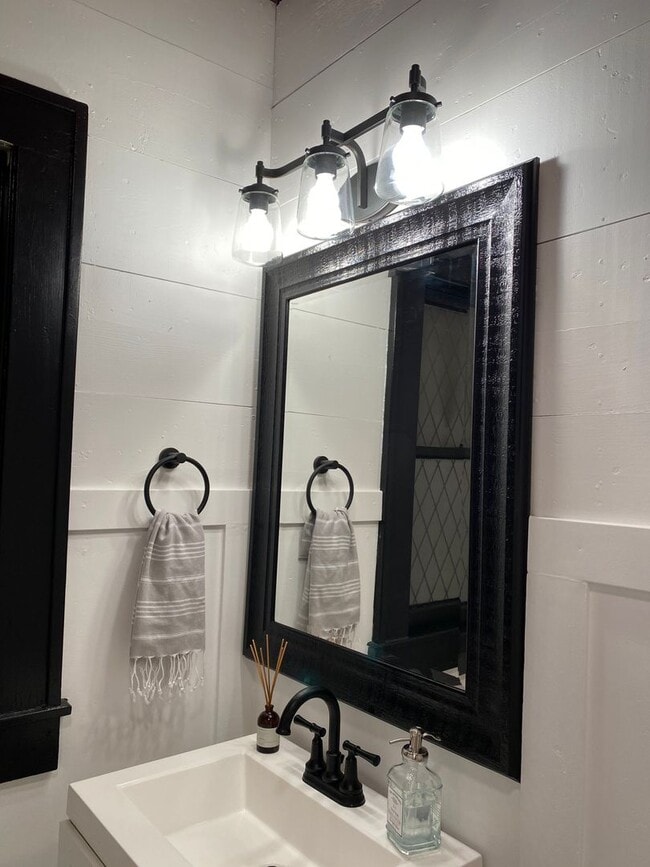 Building Photo - Awesome Farmhouse Home