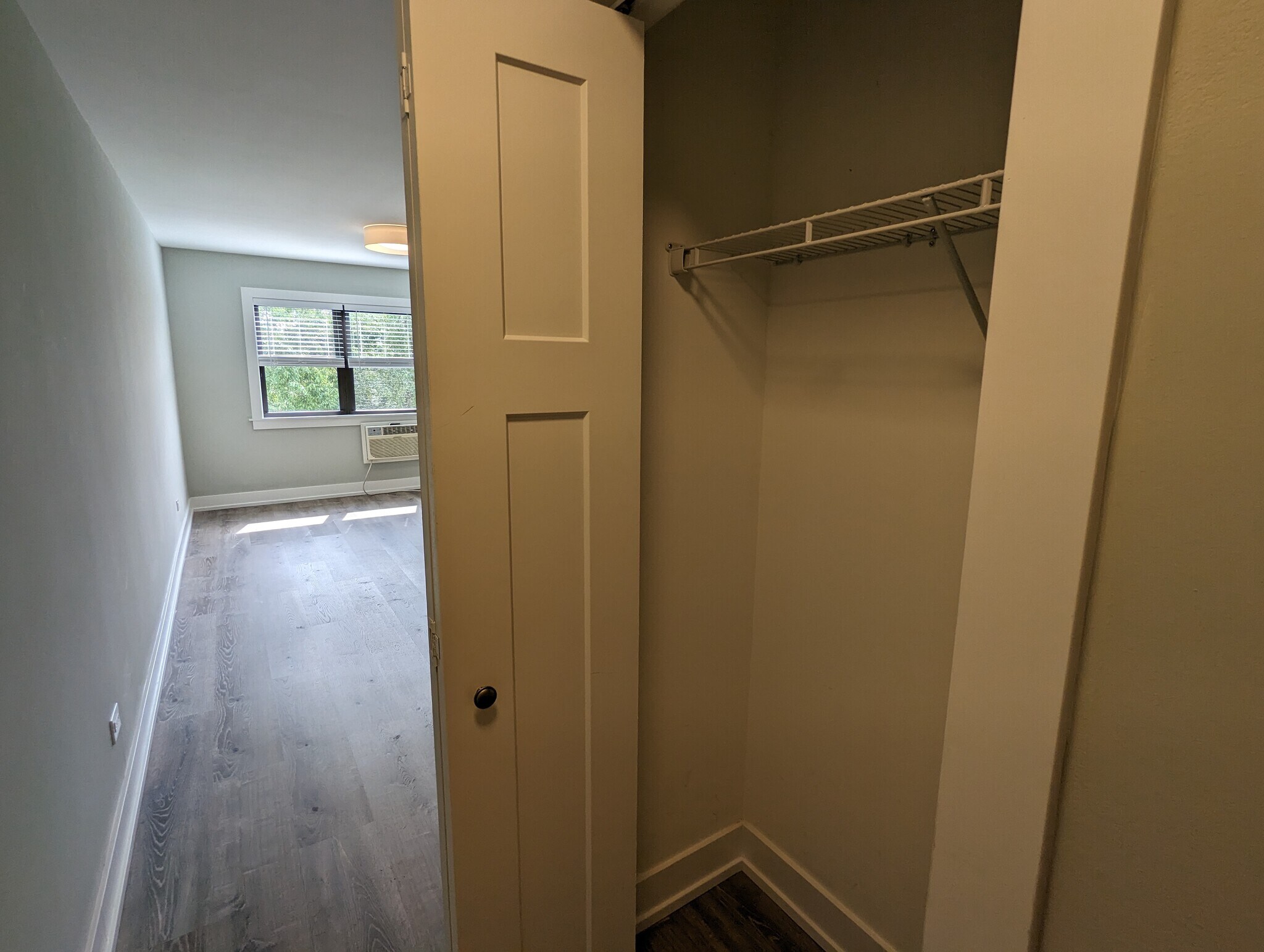 Building Photo - 456 W Barry Ave