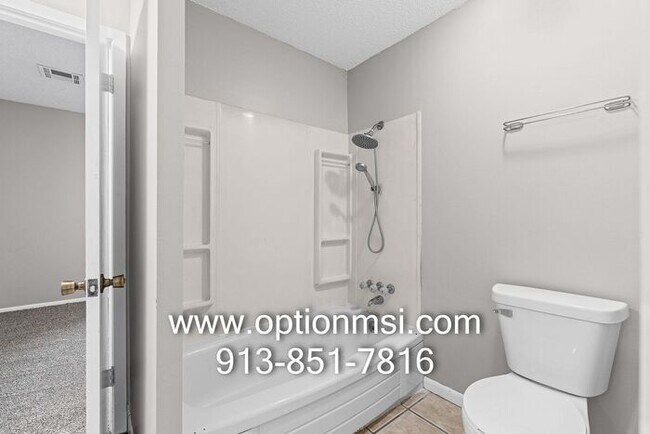 Building Photo - Freshly updated townhome in KCK