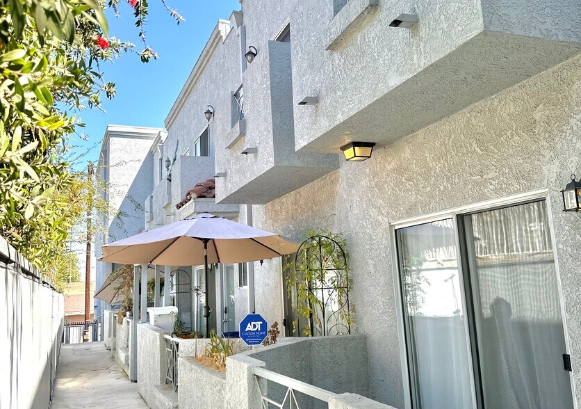 Building Photo - 15153 Burbank Blvd