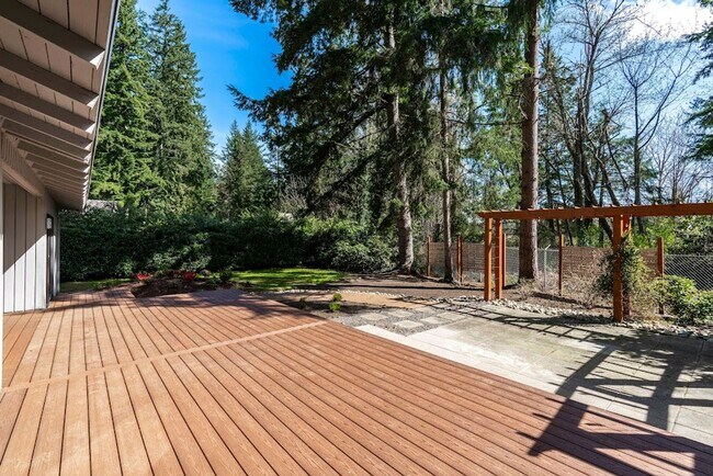 Building Photo - A Spacious Home in the Prestigious Sahalee...