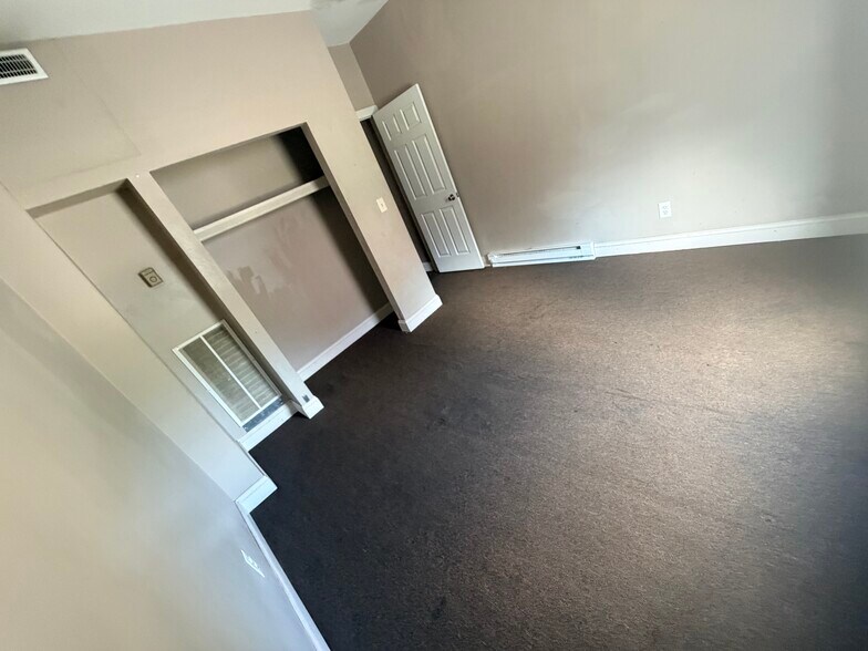 bedroom 4 - 51 Seyms St