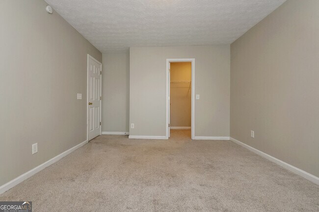 Building Photo - 815 Lakeside Cir