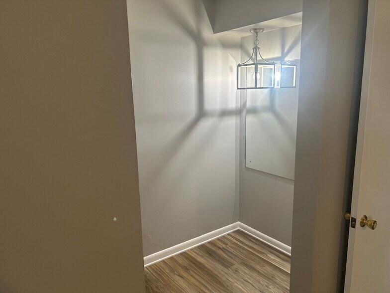 Building Photo - 2450 Mineola Dr N