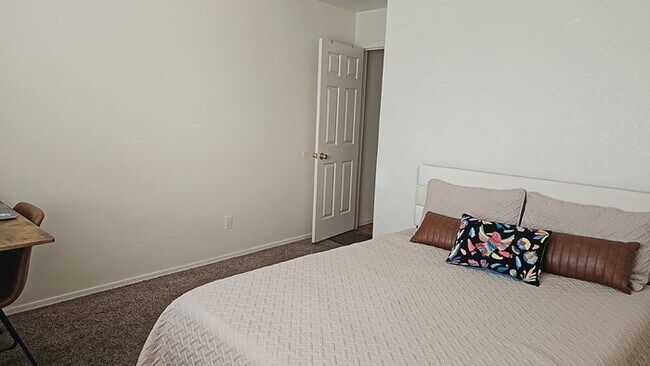 Building Photo - 2174 W Roundwood Pl