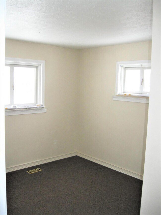 Building Photo - 1148 Fall River Rd