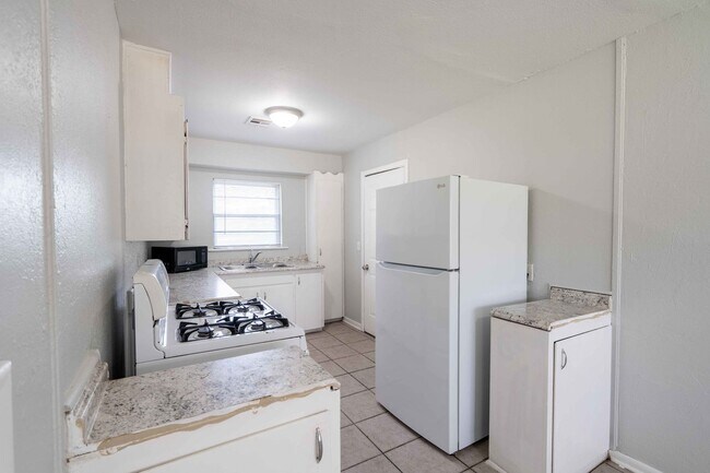 Building Photo - 3 Bedroom, 1 Bath Home!