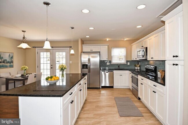 Building Photo - Beautifully renovated 3-bedroom, 2.5-bath detached home