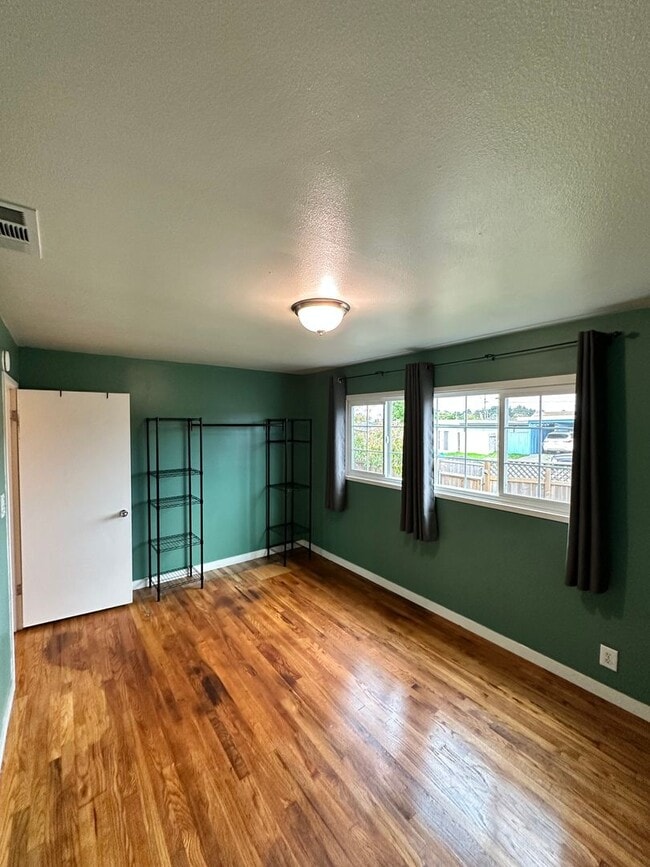 Building Photo - 2 Bedroom/ 1 Bath House in Eureka, Single car Garage with Washer & Dryer included!!