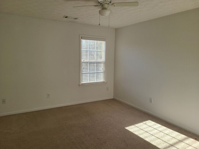 Building Photo - 5 bedroom/4 bathroom home available to rent in Fortson!