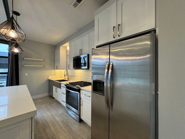 Building Photo - Modern 2 Bed, 2 Bath with Rooftop Patio!