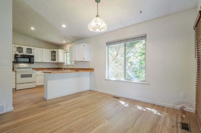 Building Photo - 587 Starlight Dr