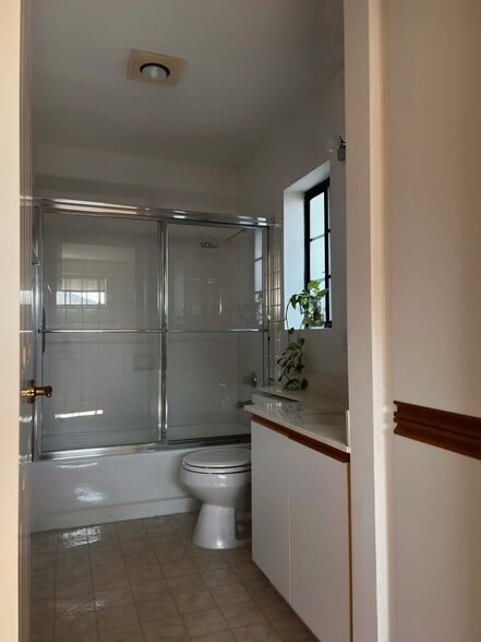 Attached Bathroom - 18435 Keswick St